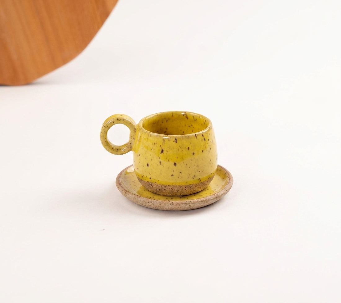 Xícara Cumbuca com Alça em Laço em cerâmica artesanal — tamanho 180ML, argila Flocos, esmalte Amarelo Intenso