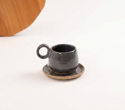 Xícara Cumbuca com Alça em Laço em cerâmica artesanal — tamanho 180ML, argila Flocos, esmalte Grafite