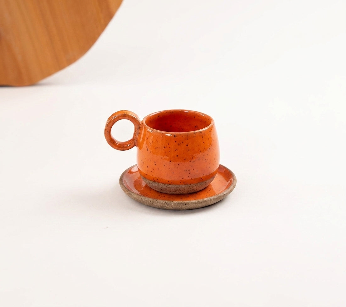 Xícara Cumbuca com Alça em Laço em cerâmica artesanal — tamanho 180ML, argila Flocos, esmalte Laranja Intenso