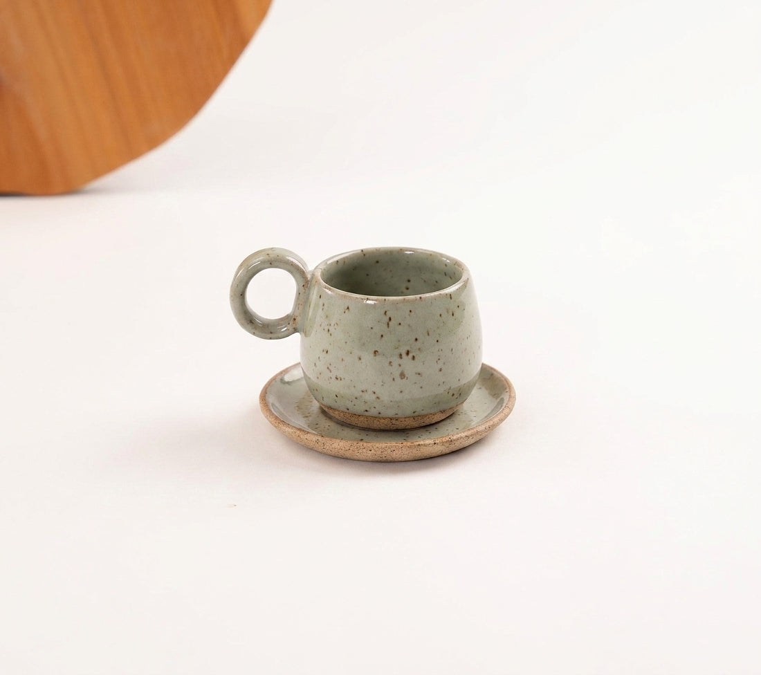 Xícara Cumbuca com Alça em Laço em cerâmica artesanal — tamanho 180ML, argila Flocos, esmalte Verde Pompeia