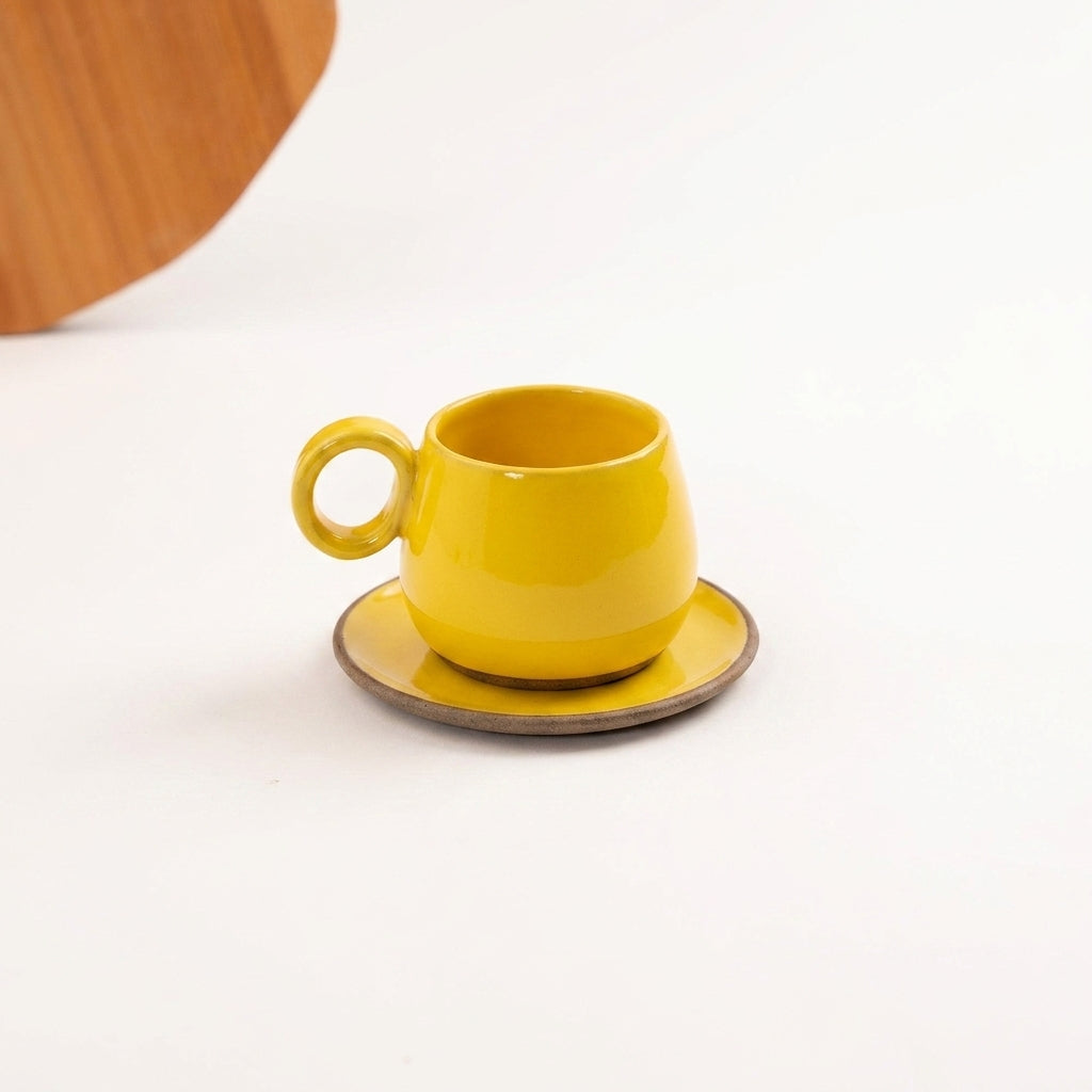 Xícara Cumbuca com Alça em Laço em cerâmica artesanal — tamanho 250ML, argila Cappuccino, esmalte Amarelo Intenso