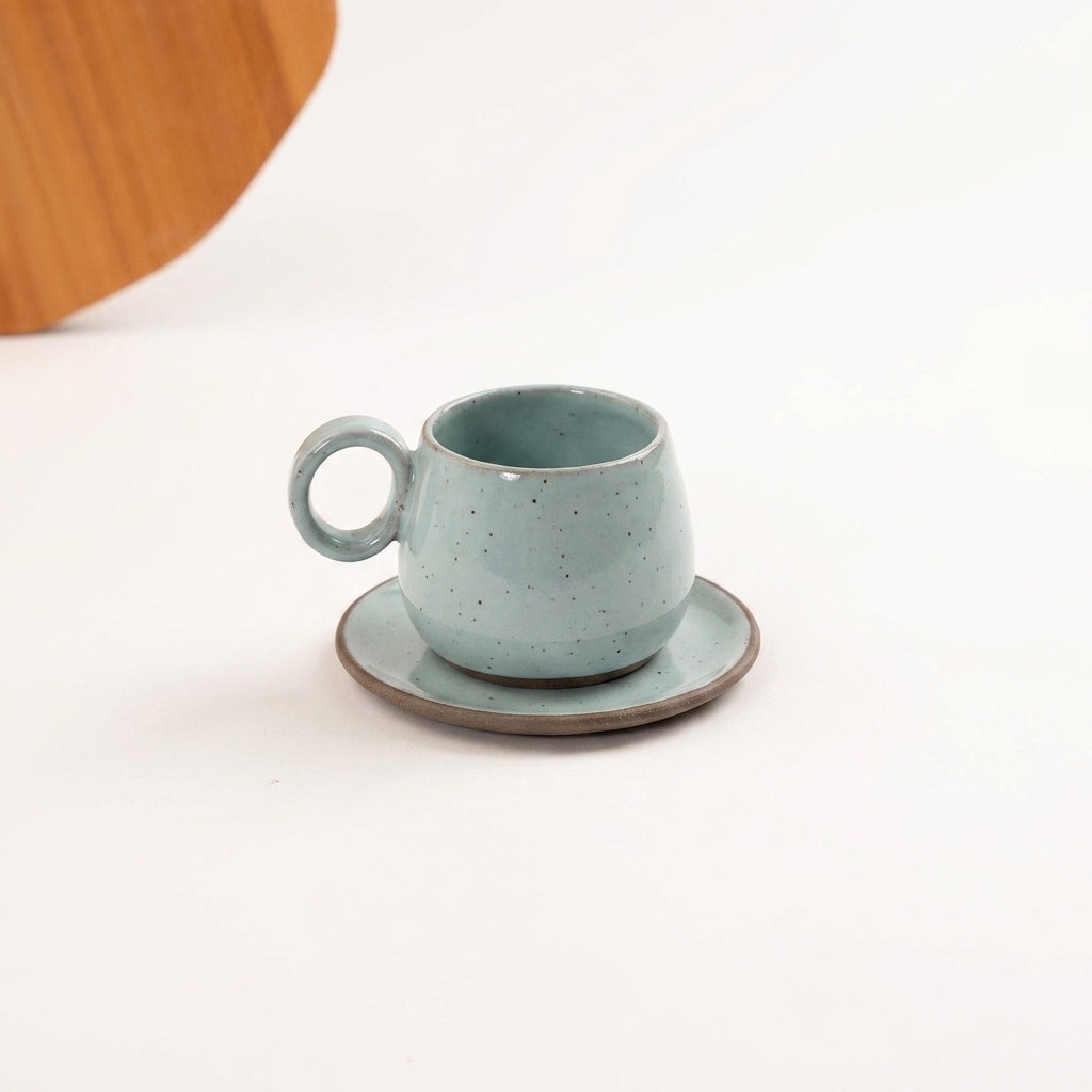 Xícara Cumbuca com Alça em Laço em cerâmica artesanal — tamanho 250ML, argila Cappuccino, esmalte Jujuba