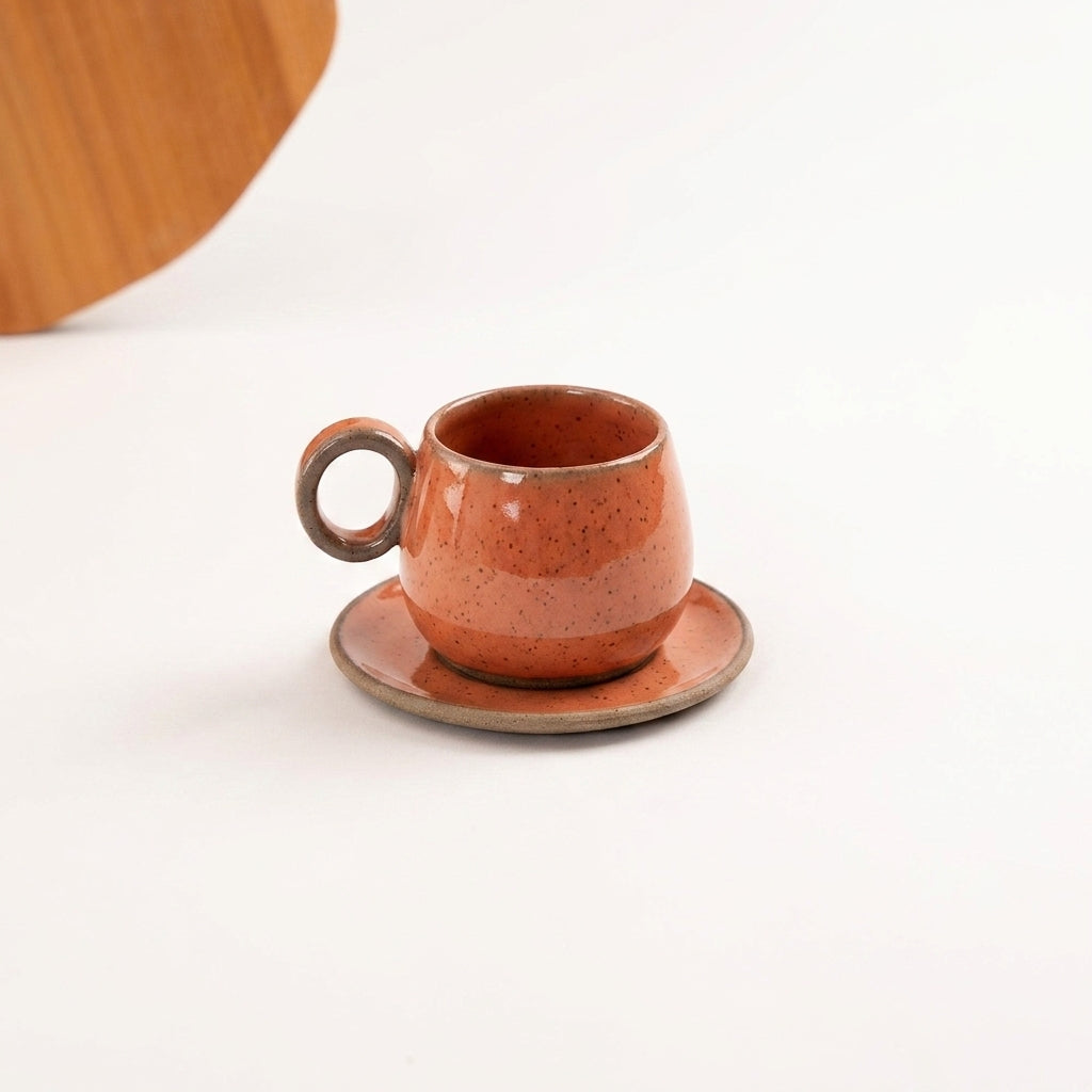 Xícara Cumbuca com Alça em Laço em cerâmica artesanal — tamanho 250ML, argila Cappuccino, esmalte Laranja Intenso