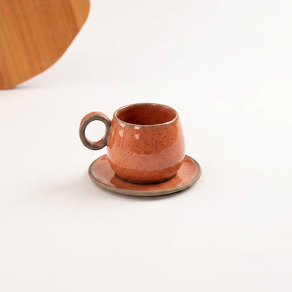Xícara Cumbuca com Alça em Laço em cerâmica artesanal — tamanho 250ML, argila Cappuccino, esmalte Laranja Intenso