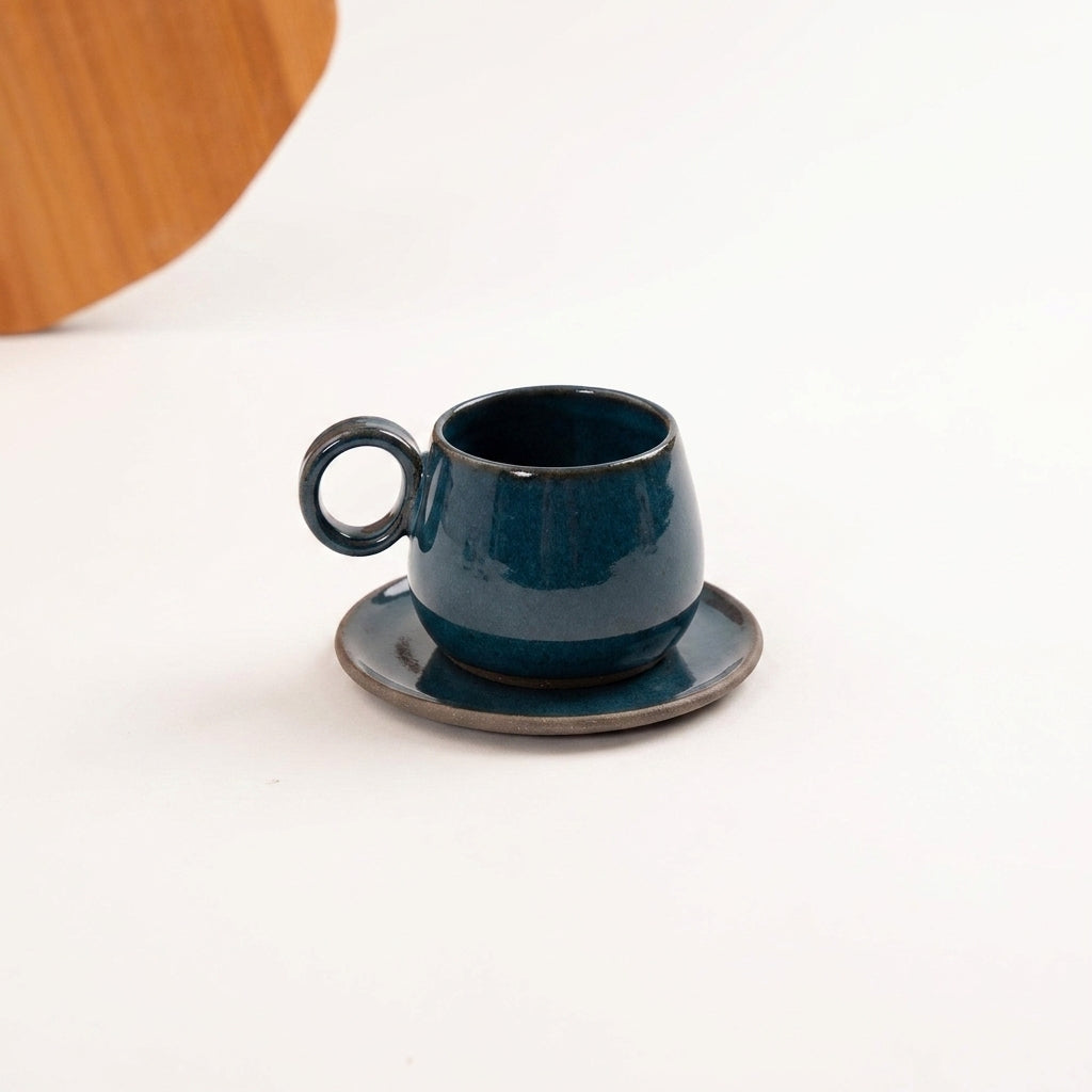 Xícara Cumbuca com Alça em Laço em cerâmica artesanal — tamanho 250ML, argila Cappuccino, esmalte Lazuli