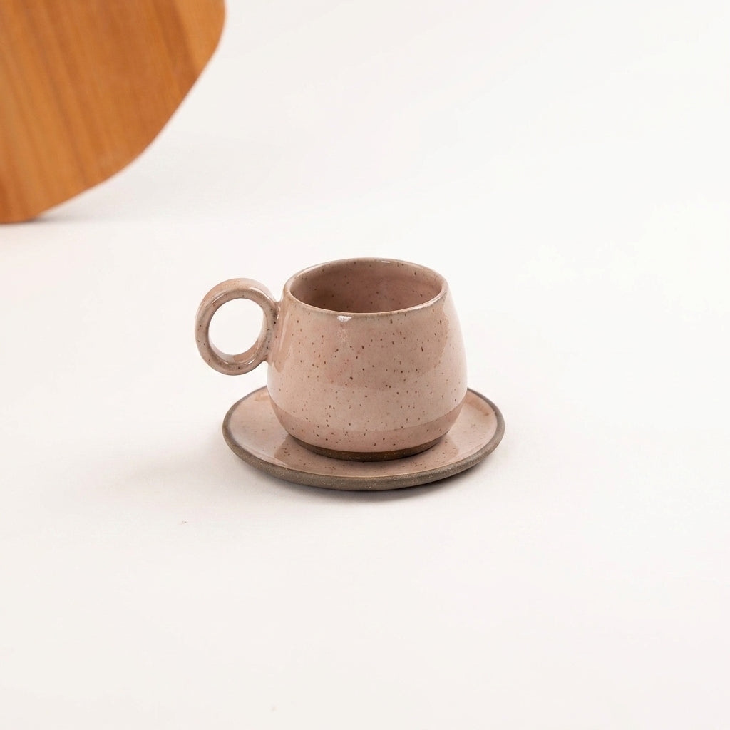 Xícara Cumbuca com Alça em Laço em cerâmica artesanal — tamanho 250ML, argila Cappuccino, esmalte Nude
