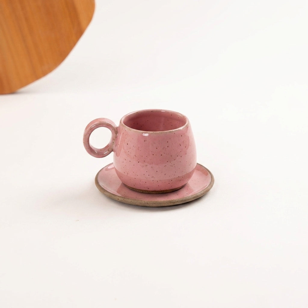 Xícara Cumbuca com Alça em Laço em cerâmica artesanal — tamanho 250ML, argila Cappuccino, esmalte Rosa Barbie