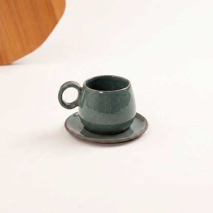 Xícara Cumbuca com Alça em Laço em cerâmica artesanal — tamanho 250ML, argila Cappuccino, esmalte Verde Exército