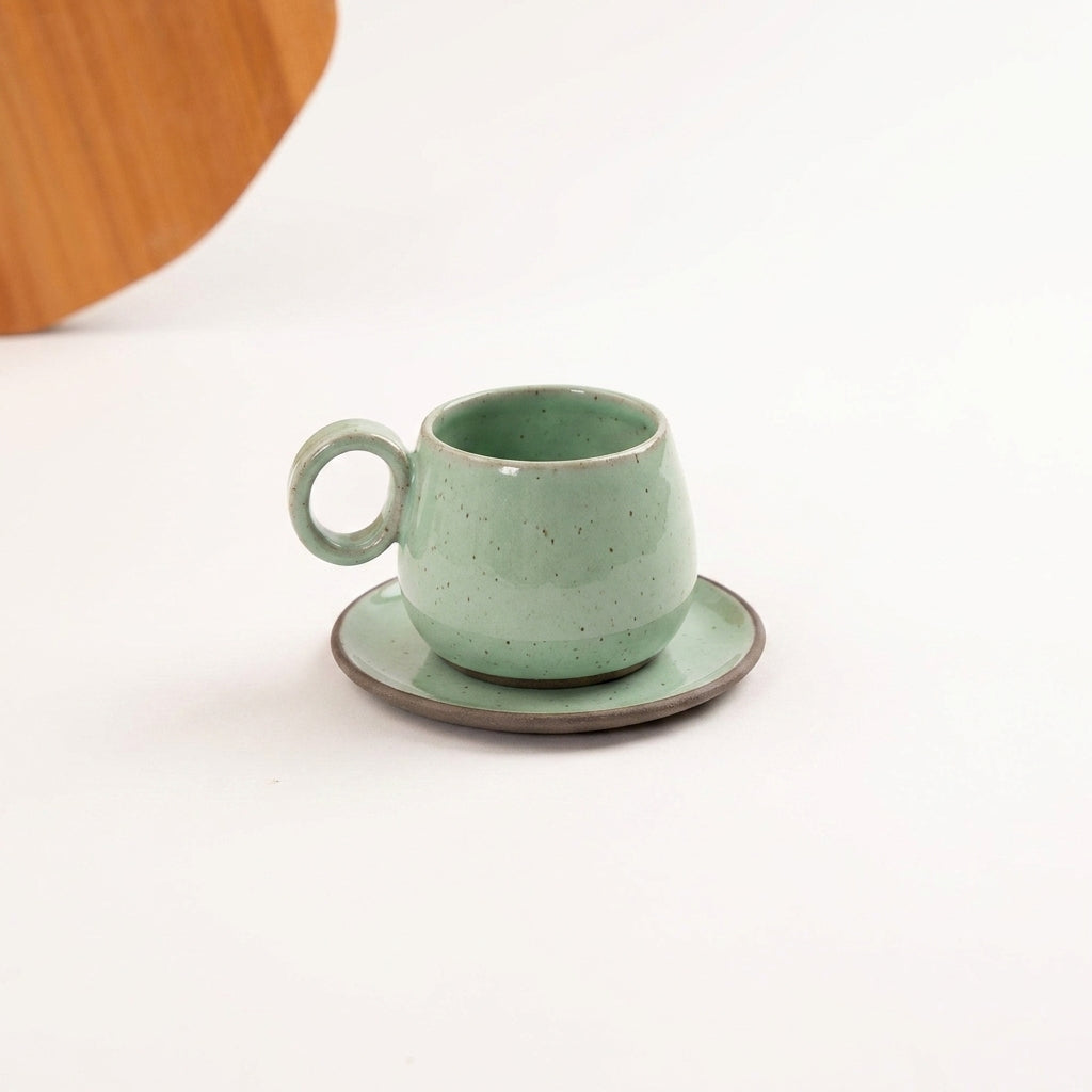 Xícara Cumbuca com Alça em Laço em cerâmica artesanal — tamanho 250ML, argila Cappuccino, esmalte Verde Menta