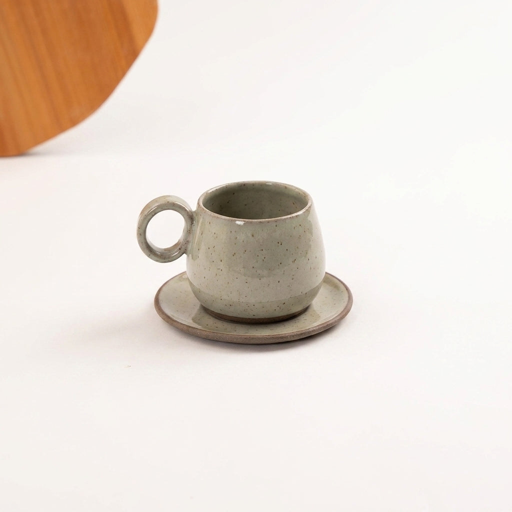 Xícara Cumbuca com Alça em Laço em cerâmica artesanal — tamanho 250ML, argila Cappuccino, esmalte Verde Pompeia