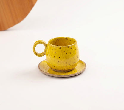 Xícara Cumbuca com Alça em Laço em cerâmica artesanal — tamanho 250ML, argila Flocos, esmalte Amarelo Intenso