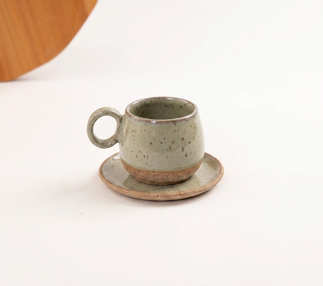 Xícara Cumbuca com Alça em Laço em cerâmica artesanal — tamanho 250ML, argila Flocos, esmalte Verde Pompeia