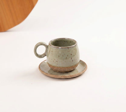 Xícara Cumbuca com Alça em Laço em cerâmica artesanal — tamanho 250ML, argila Flocos, esmalte Verde Pompeia