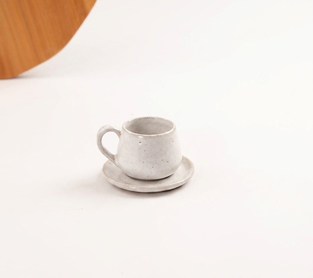 Xícara Cumbuca com Alça Esfera em cerâmica artesanal — tamanho 100ML, argila Cappuccino, esmalte Branco AMME