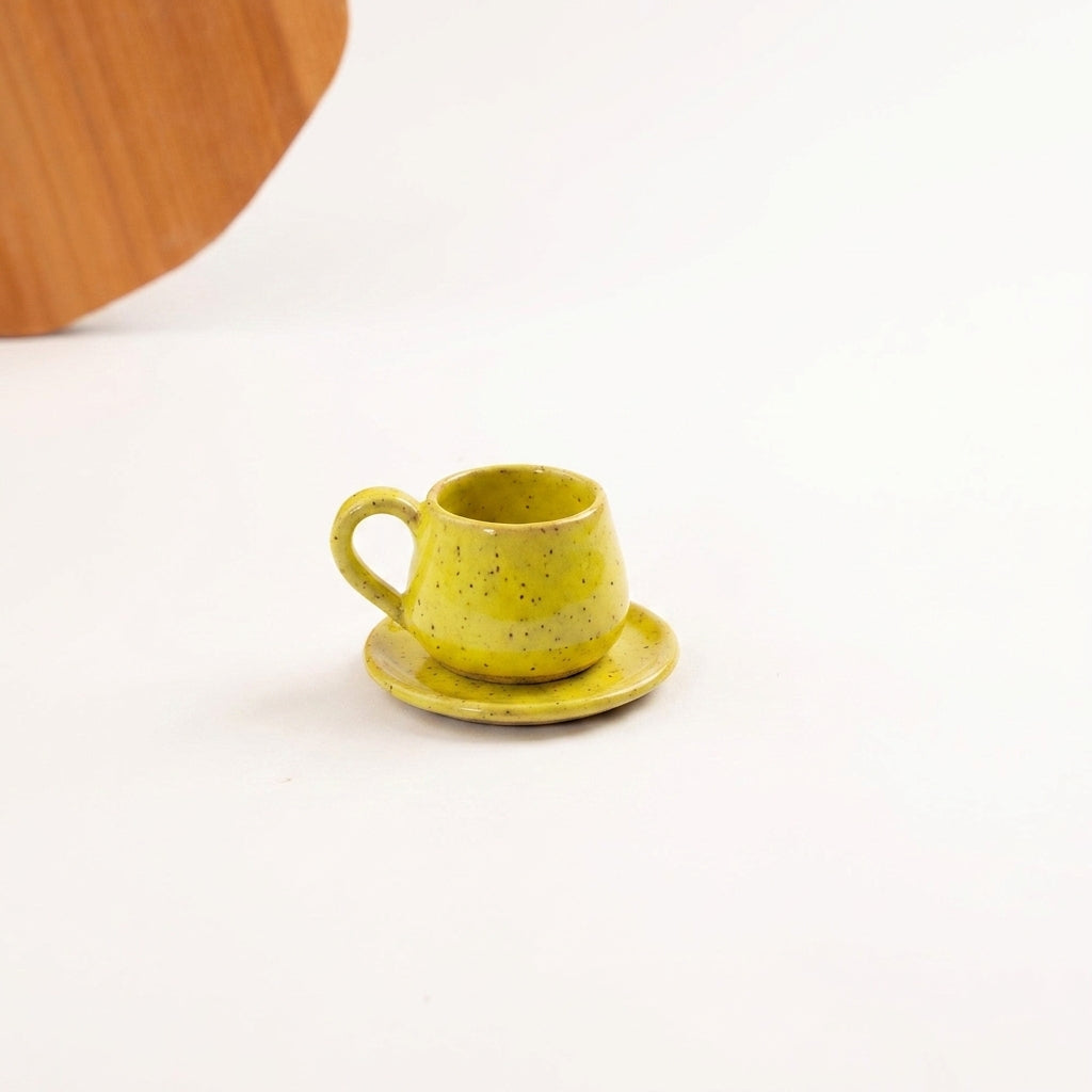 Xícara Cumbuca com Alça Esfera em cerâmica artesanal — tamanho 100ML, argila Flocos, esmalte Amarelo Intenso