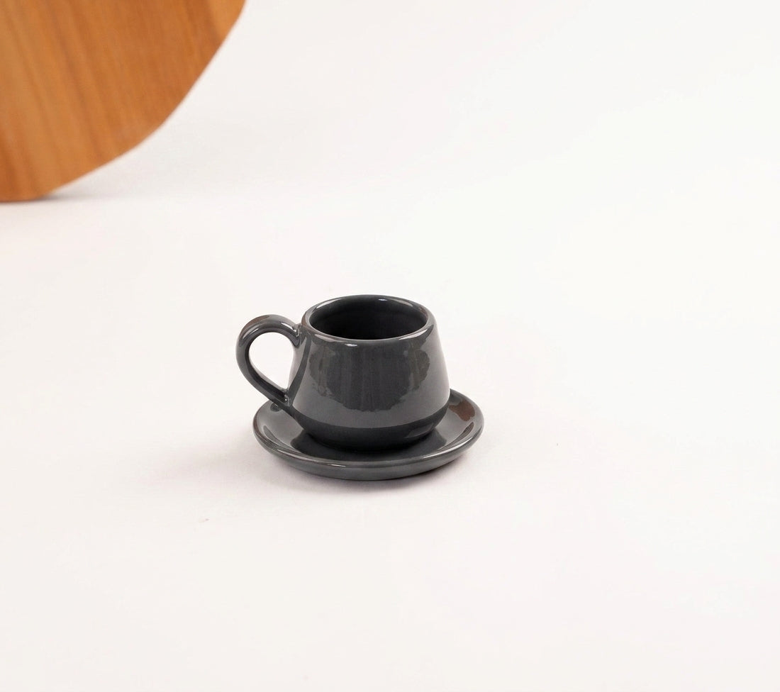 Xícara Cumbuca com Alça Esfera em cerâmica artesanal — tamanho 100ML, argila Flocos, esmalte Grafite