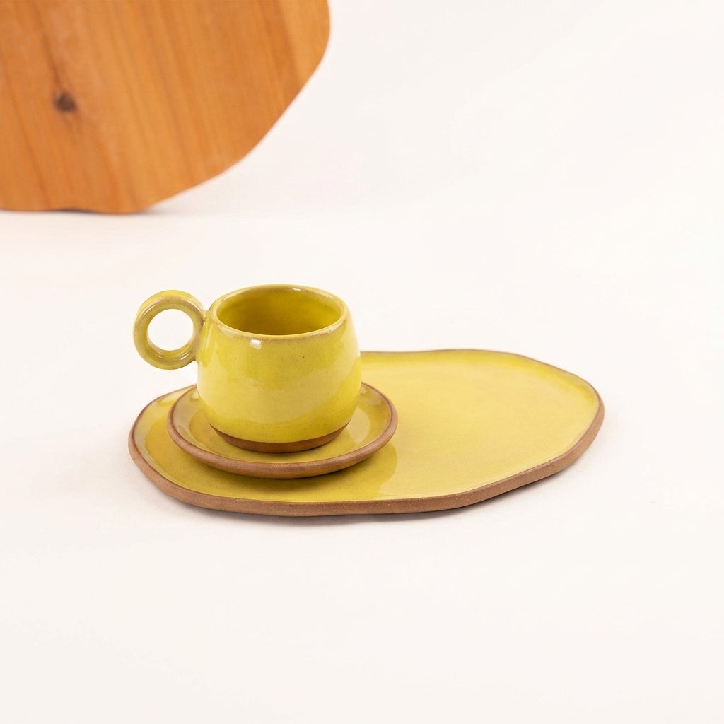 Xícara cumbuca alça em laço com pires e prato orgânico em cerâmica artesanal — tamanho 100ML, argila Cappuccino, esmalte Amarelo Intenso