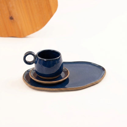 Xícara cumbuca alça em laço com pires e prato orgânico em cerâmica artesanal — tamanho 100ML, argila Cappuccino, esmalte Lazuli