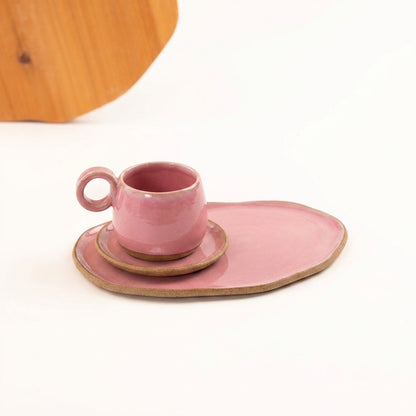 Xícara cumbuca alça em laço com pires e prato orgânico em cerâmica artesanal — tamanho 100ML, argila Cappuccino, esmalte Rosa Barbie