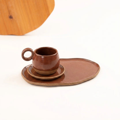 Xícara cumbuca alça em laço com pires e prato orgânico em cerâmica artesanal — tamanho 100ML, argila Cappuccino, esmalte Sol de Terracota