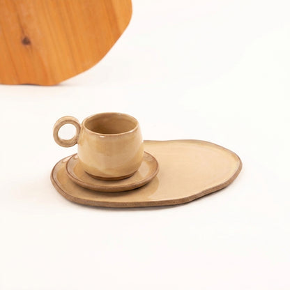 Xícara cumbuca alça em laço com pires e prato orgânico em cerâmica artesanal — tamanho 180ML, argila Cappuccino, esmalte Pedra Sabão