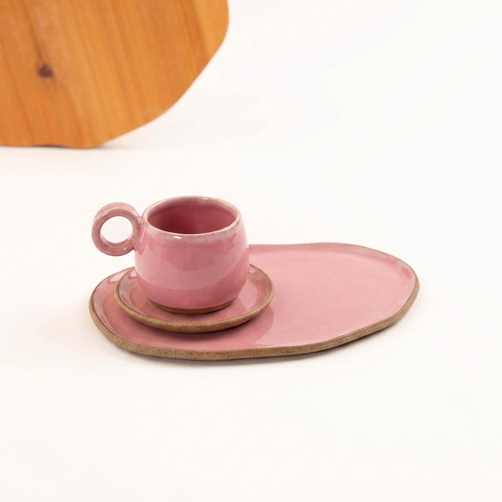 Xícara cumbuca alça em laço com pires e prato orgânico em cerâmica artesanal — tamanho 180ML, argila Cappuccino, esmalte Rosa Barbie