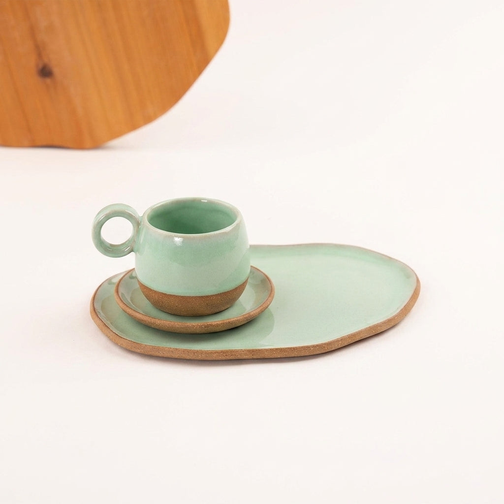Xícara cumbuca alça em laço com pires e prato orgânico em cerâmica artesanal — tamanho 180ML, argila Cappuccino, esmalte Verde Menta