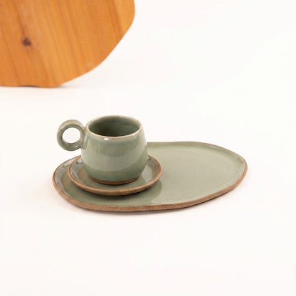 Xícara cumbuca alça em laço com pires e prato orgânico em cerâmica artesanal — tamanho 180ML, argila Cappuccino, esmalte Verde Pompeia