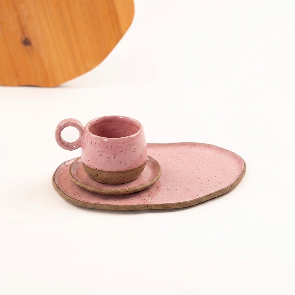 Xícara cumbuca alça em laço com pires e prato orgânico em cerâmica artesanal — tamanho 180ML, argila Flocos, esmalte Rosa Barbie