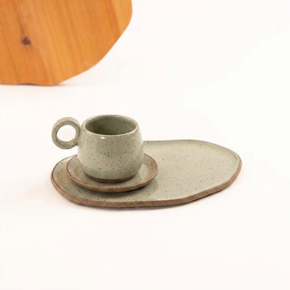 Xícara cumbuca alça em laço com pires e prato orgânico em cerâmica artesanal — tamanho 180ML, argila Flocos, esmalte Verde Pompeia