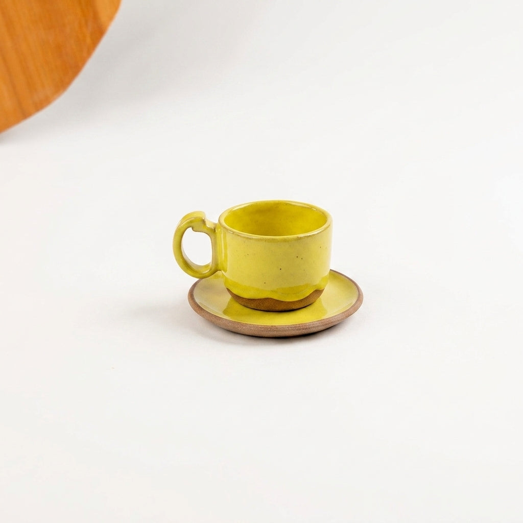 Xícara Encontro em cerâmica artesanal — tamanho 100ML, argila Cappuccino, esmalte Amarelo Intenso