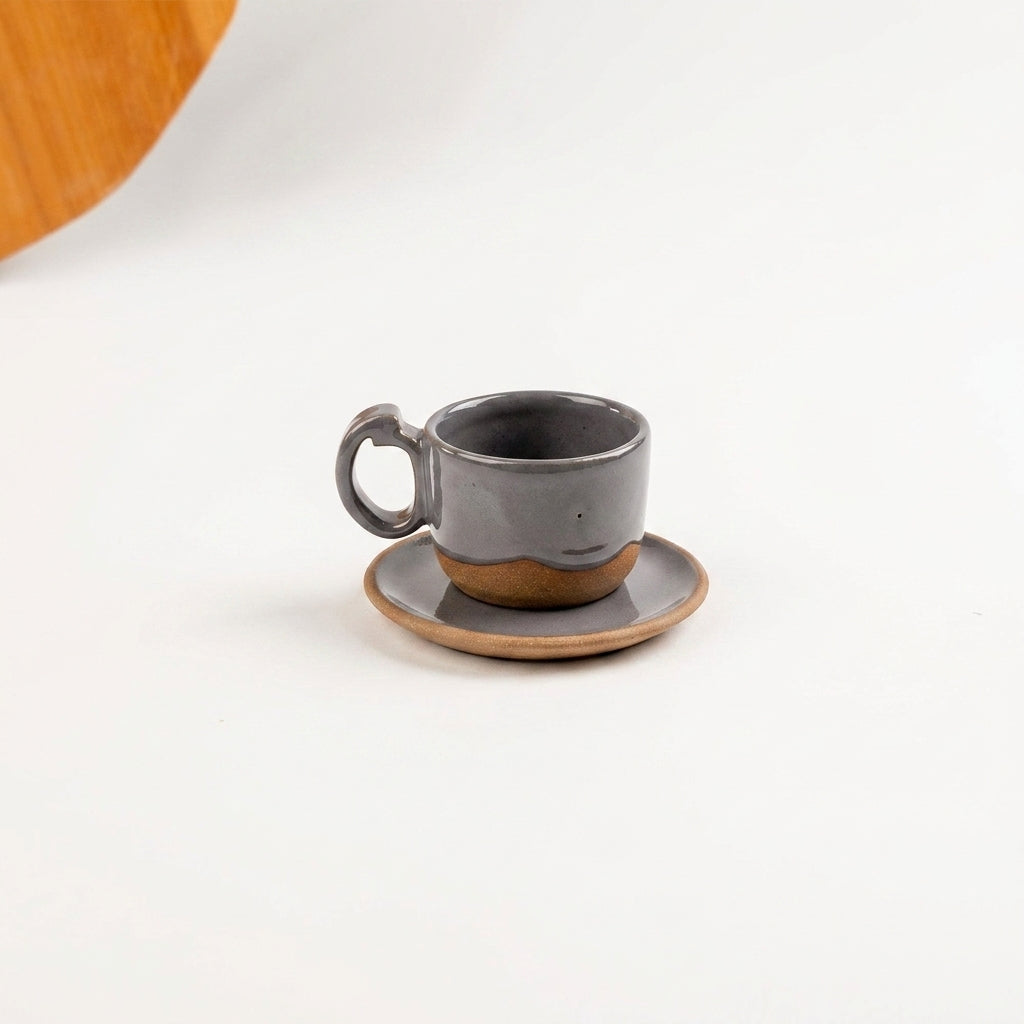 Xícara Encontro em cerâmica artesanal — tamanho 100ML, argila Cappuccino, esmalte Grafite