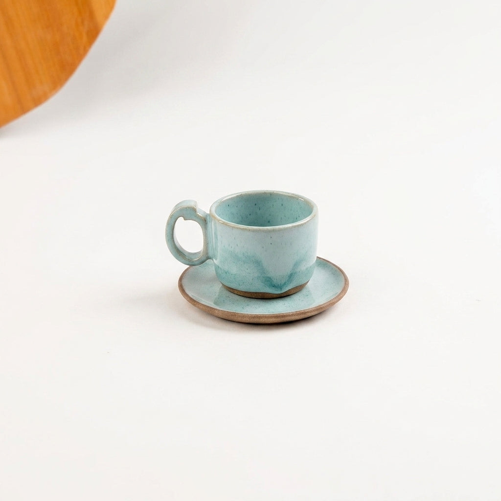 Xícara Encontro em cerâmica artesanal — tamanho 100ML, argila Cappuccino, esmalte Jujuba