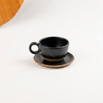 Xícara Encontro em cerâmica artesanal — tamanho 100ML, argila Cappuccino, esmalte Preto Acetinado