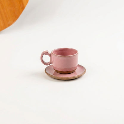 Xícara Encontro em cerâmica artesanal — tamanho 100ML, argila Cappuccino, esmalte Rosa Barbie