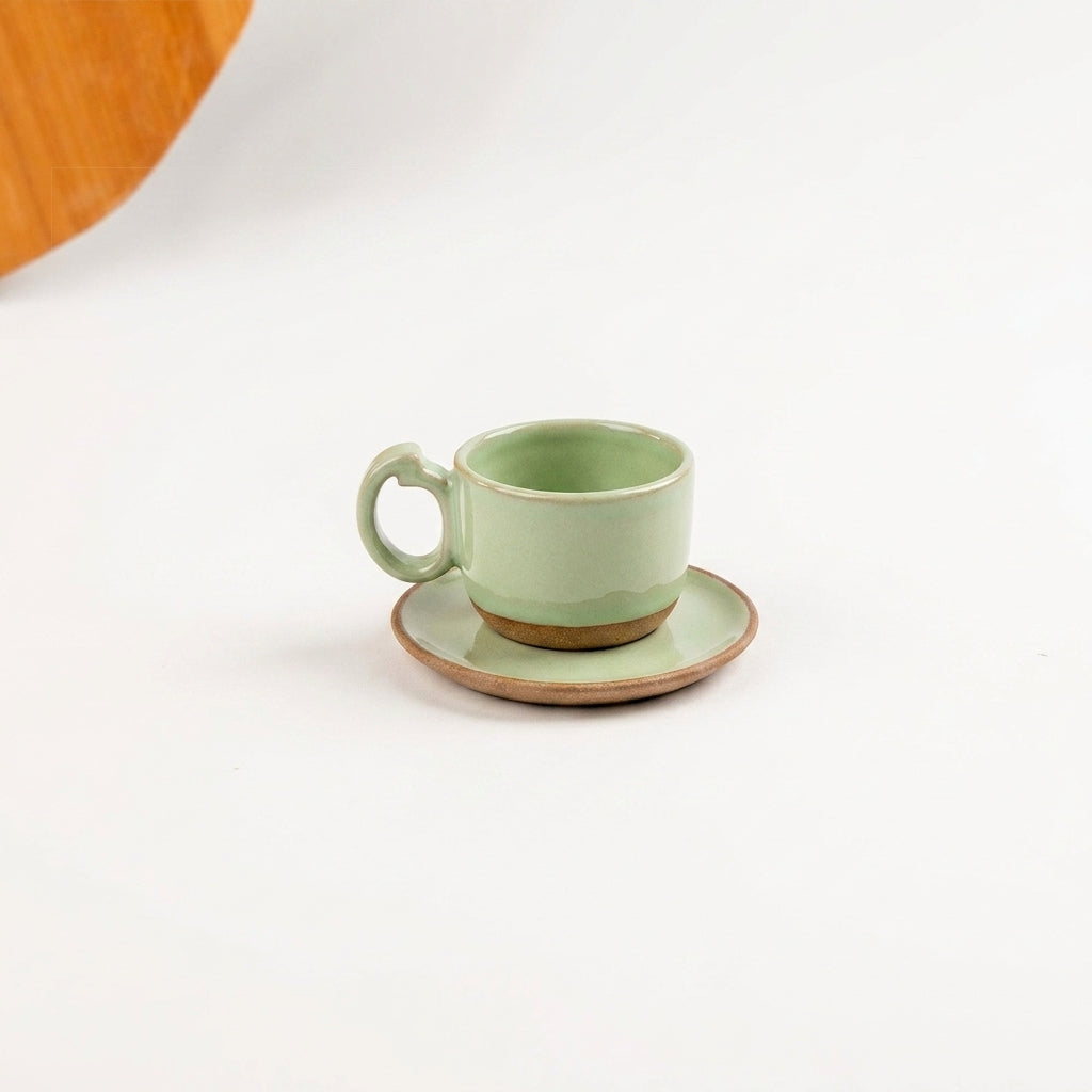 Xícara Encontro em cerâmica artesanal — tamanho 100ML, argila Cappuccino, esmalte Verde Menta