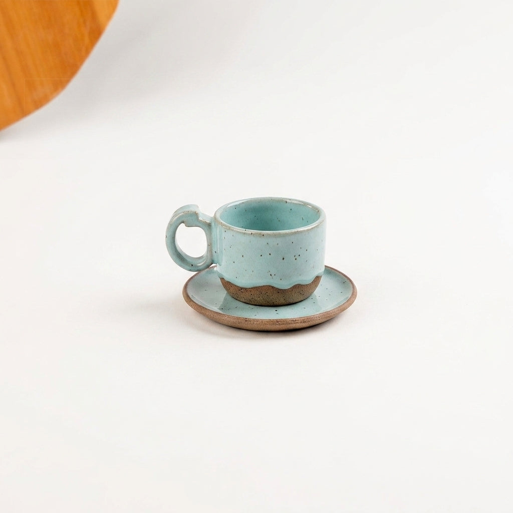 Xícara Encontro em cerâmica artesanal — tamanho 100ML, argila Flocos, esmalte Jujuba