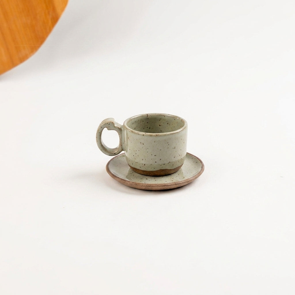 Xícara Encontro em cerâmica artesanal — tamanho 100ML, argila Flocos, esmalte Verde Pompeia