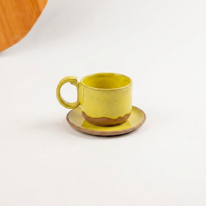 Xícara Encontro em cerâmica artesanal — tamanho 180ML, argila Cappuccino, esmalte Amarelo Intenso