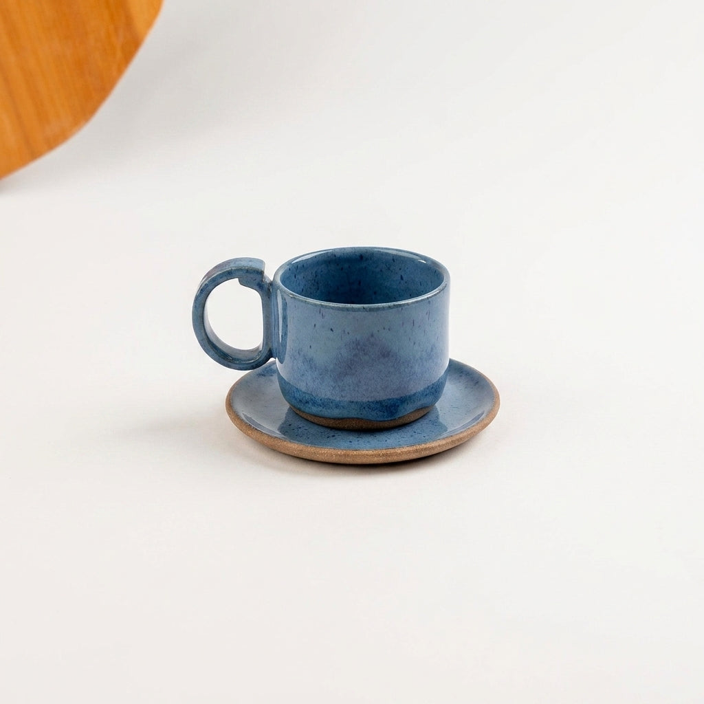 Xícara Encontro em cerâmica artesanal — tamanho 180ML, argila Cappuccino, esmalte Azul Safira