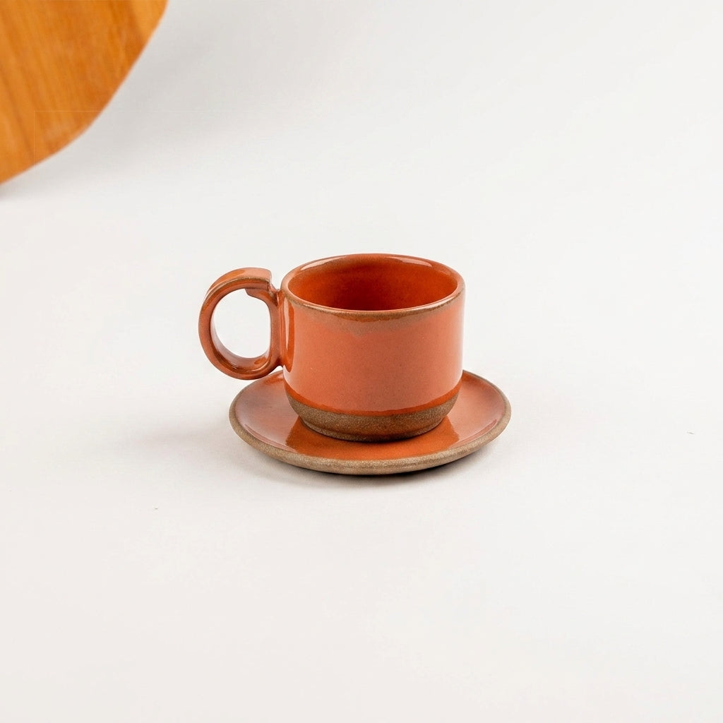 Xícara Encontro em cerâmica artesanal — tamanho 180ML, argila Cappuccino, esmalte Laranja Intenso