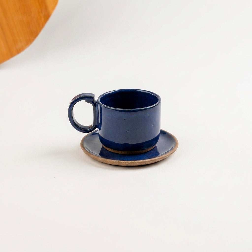 Xícara Encontro em cerâmica artesanal — tamanho 180ML, argila Cappuccino, esmalte Lazuli