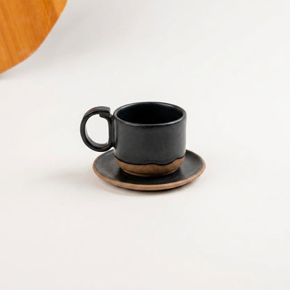 Xícara Encontro em cerâmica artesanal — tamanho 180ML, argila Cappuccino, esmalte Preto Acetinado