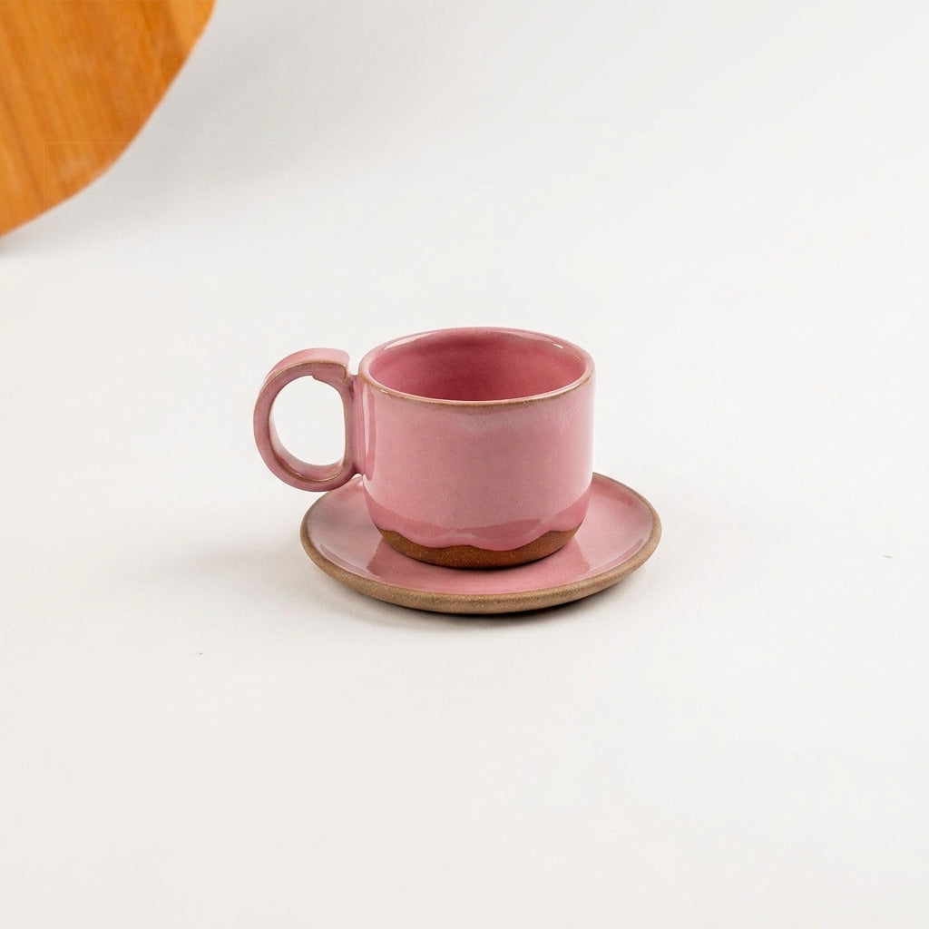 Xícara Encontro em cerâmica artesanal — tamanho 180ML, argila Cappuccino, esmalte Rosa Barbie
