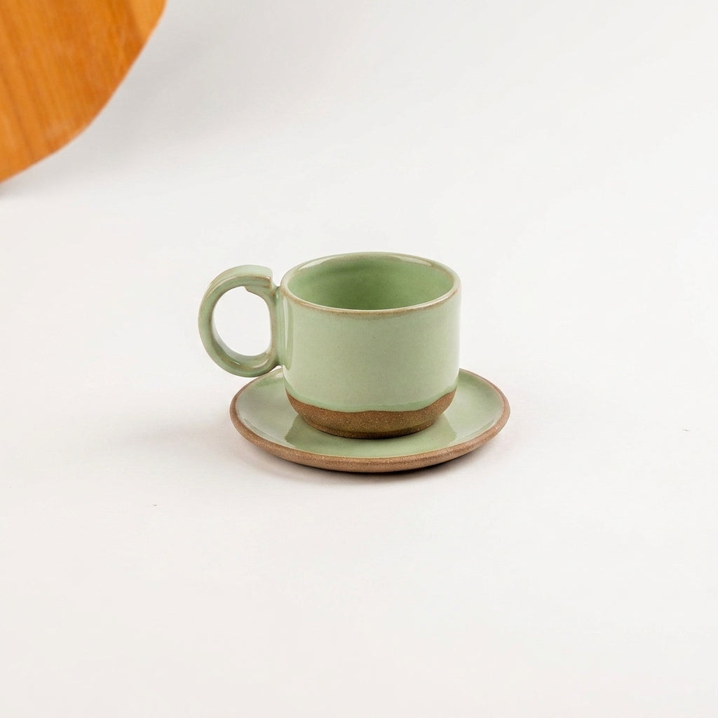 Xícara Encontro em cerâmica artesanal — tamanho 180ML, argila Cappuccino, esmalte Verde Menta