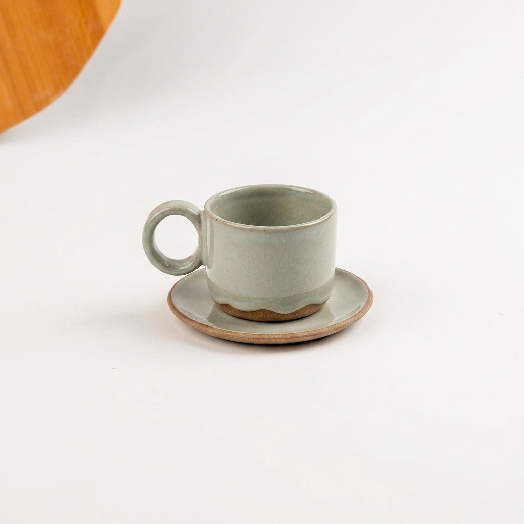 Xícara Encontro em cerâmica artesanal — tamanho 180ML, argila Cappuccino, esmalte Verde Pompeia