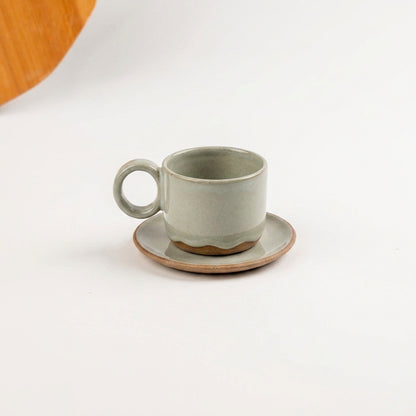 Xícara Encontro em cerâmica artesanal — tamanho 180ML, argila Cappuccino, esmalte Verde Pompeia