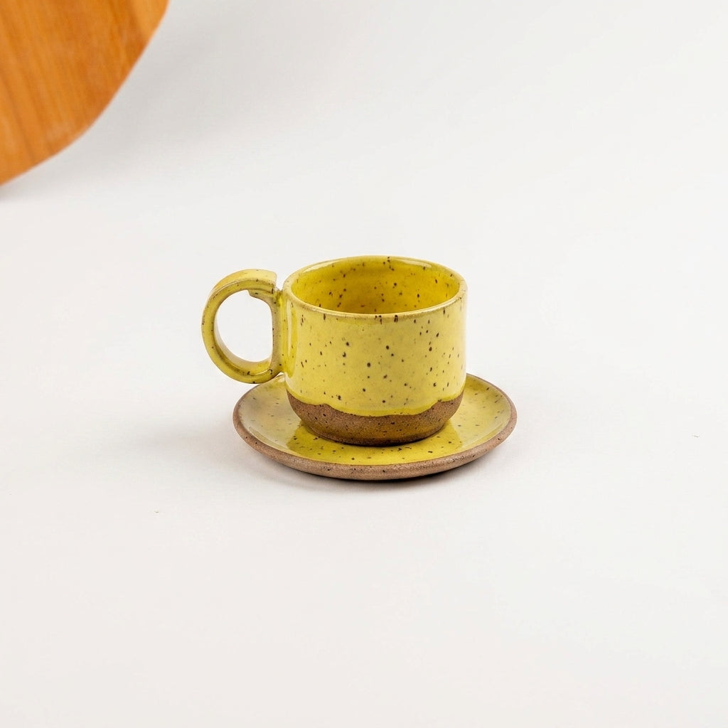 Xícara Encontro em cerâmica artesanal — tamanho 180ML, argila Flocos, esmalte Amarelo Intenso