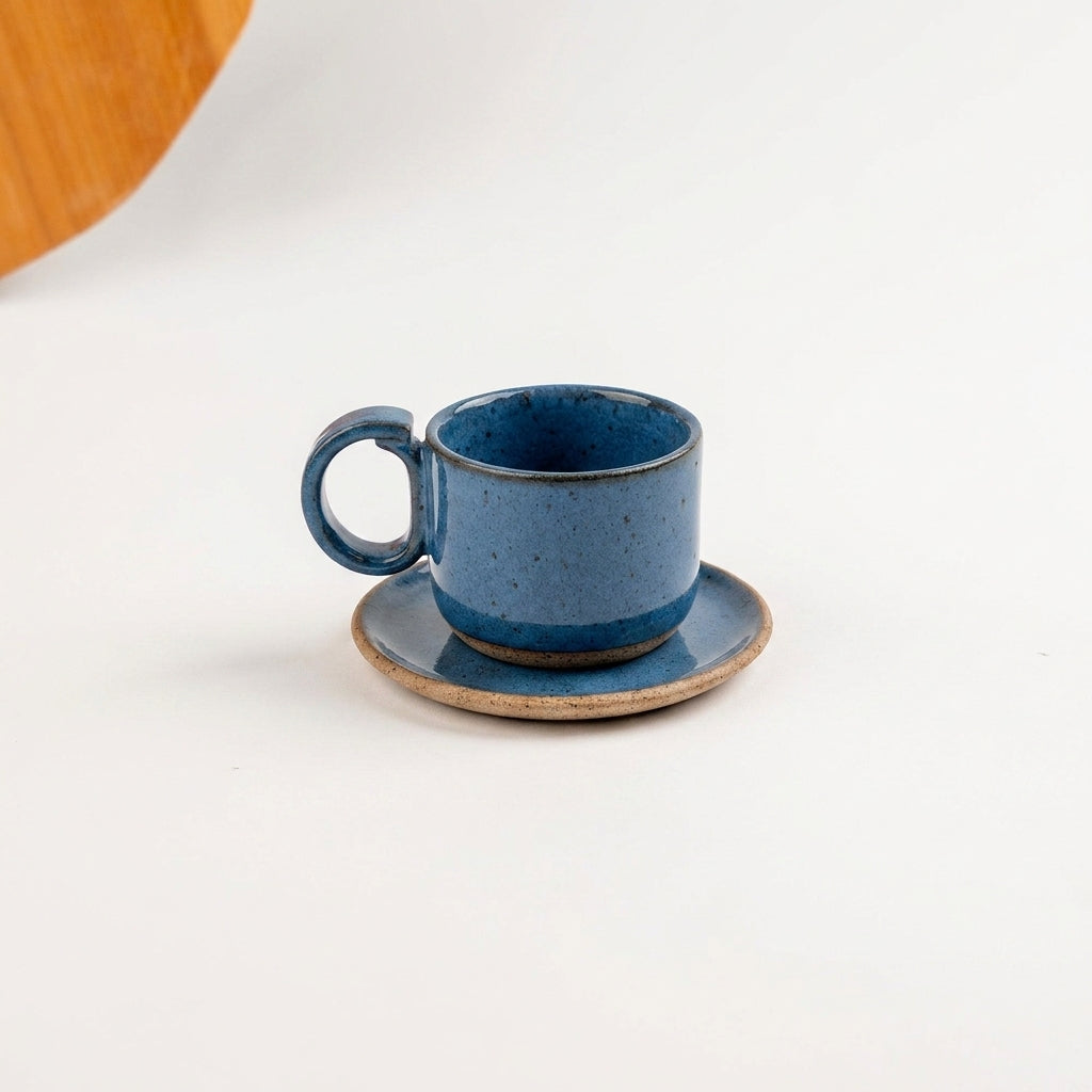Xícara Encontro em cerâmica artesanal — tamanho 180ML, argila Flocos, esmalte Azul Safira