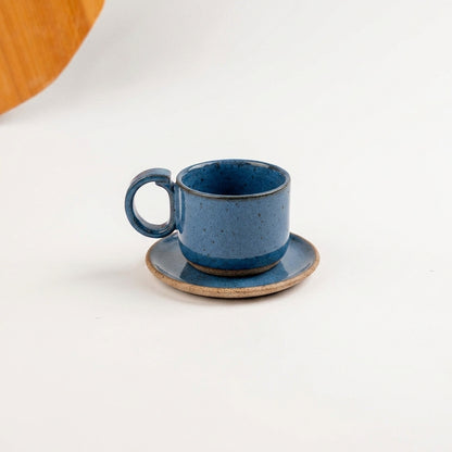 Xícara Encontro em cerâmica artesanal — tamanho 180ML, argila Flocos, esmalte Azul Safira